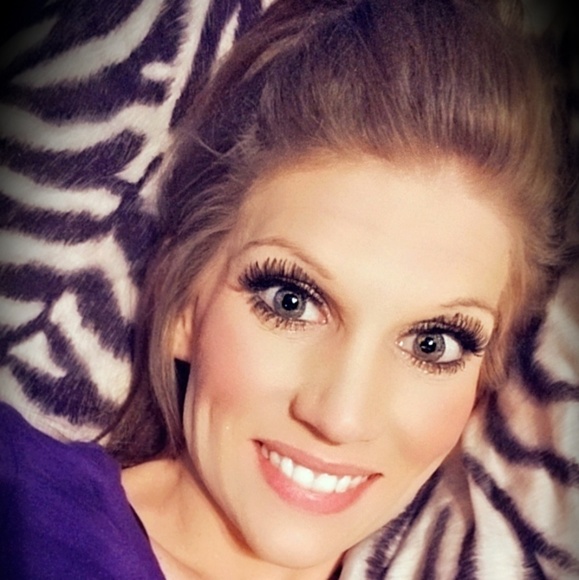 Meet your Posher, Tiffany - Picture 4 of 4